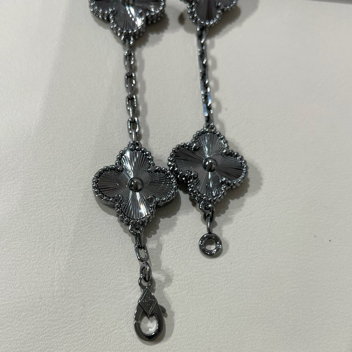 [Super CiCi ]CLOVER 5 MOTIF BLACK BRACELET