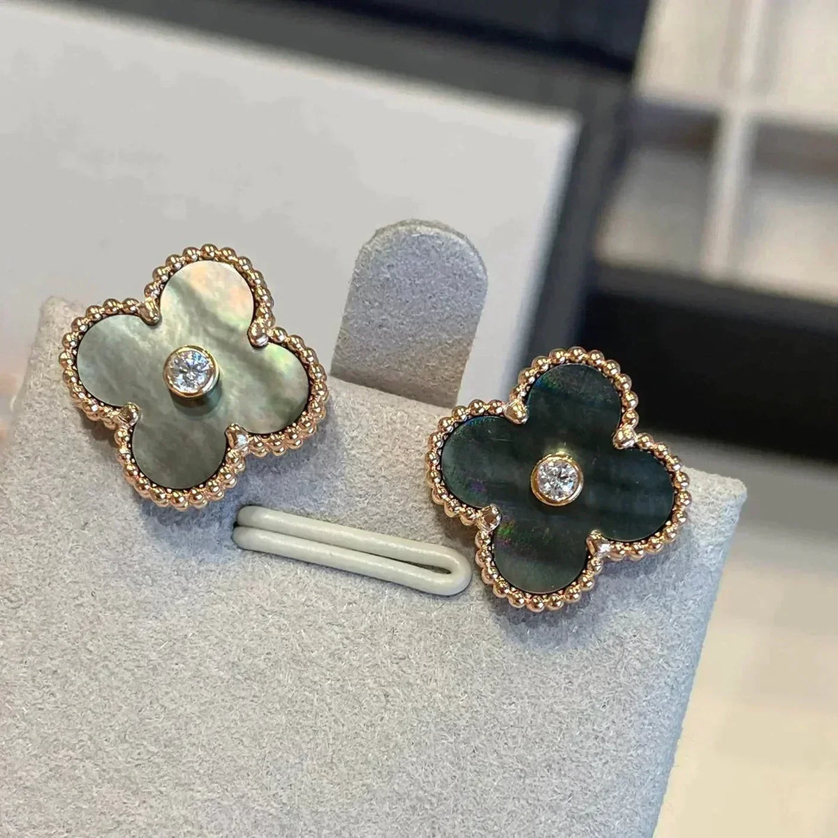 [Super CiCi ]CLOVER MEDIUM 1 MOTIFS GRAY MOP  DIAMOND EARRINGS