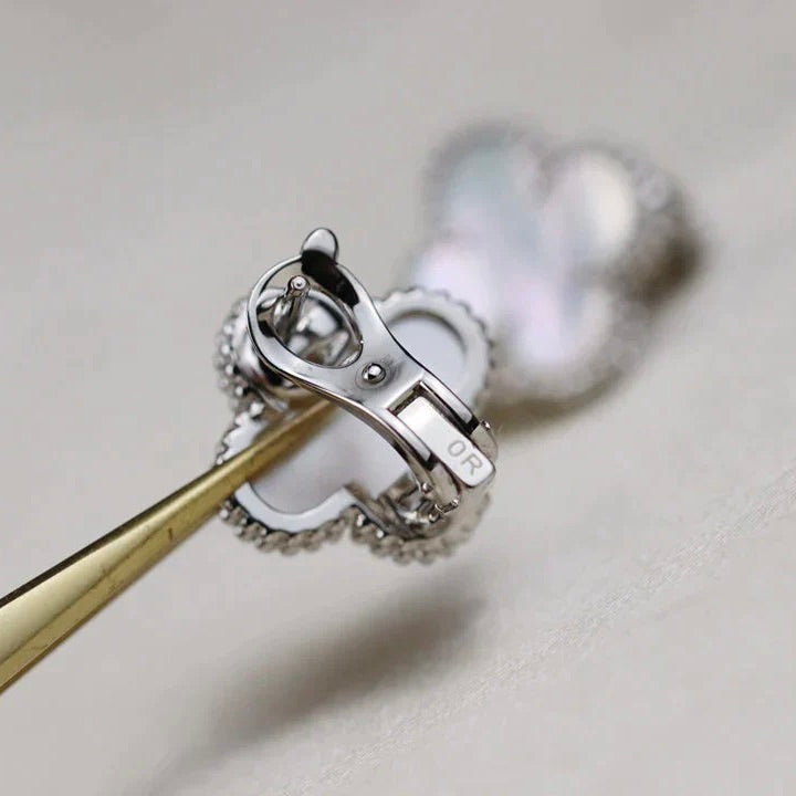 [Super CiCi ]CLOVER MEDIUM 1 MOTIFS  WHITE MOP EARRINGS SILVER