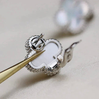 [Super CiCi ]CLOVER MEDIUM 1 MOTIFS  WHITE MOP EARRINGS SILVER