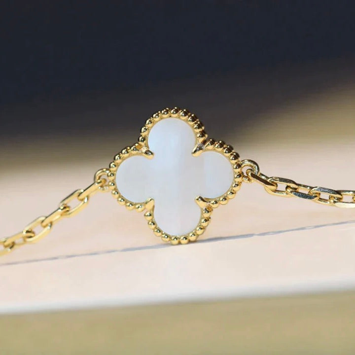 [Super CiCi ]CLOVER 20 MOTIFS WHITE MOP NECKLACE