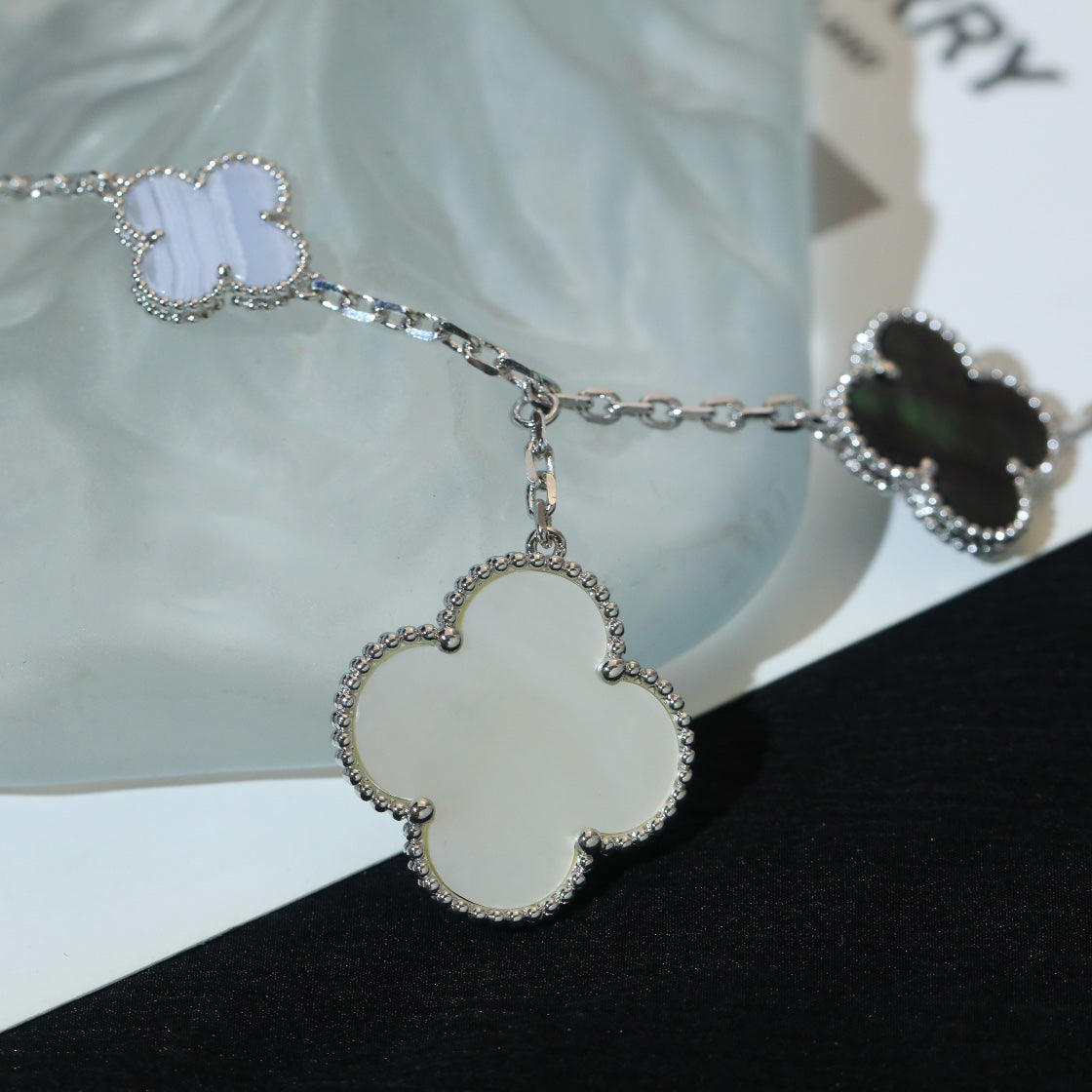 [Super CiCi ]CLOVER BRACELET 5 MOTIFS MOP CHALCEDONY SILVER