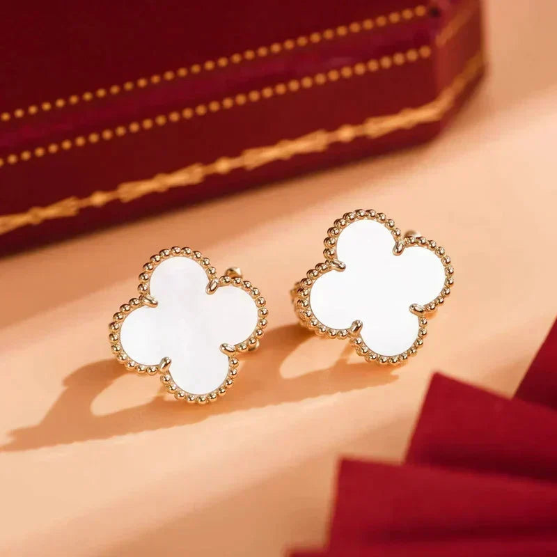 [Super CiCi ]CLOVER MEDIUM 1 MOTIFS  WHITE MOP STUD EARRINGS