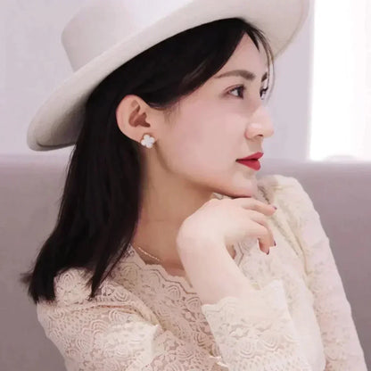 [Super CiCi ]CLOVER MEDIUM 1 MOTIFS  WHITE MOP STUD EARRINGS