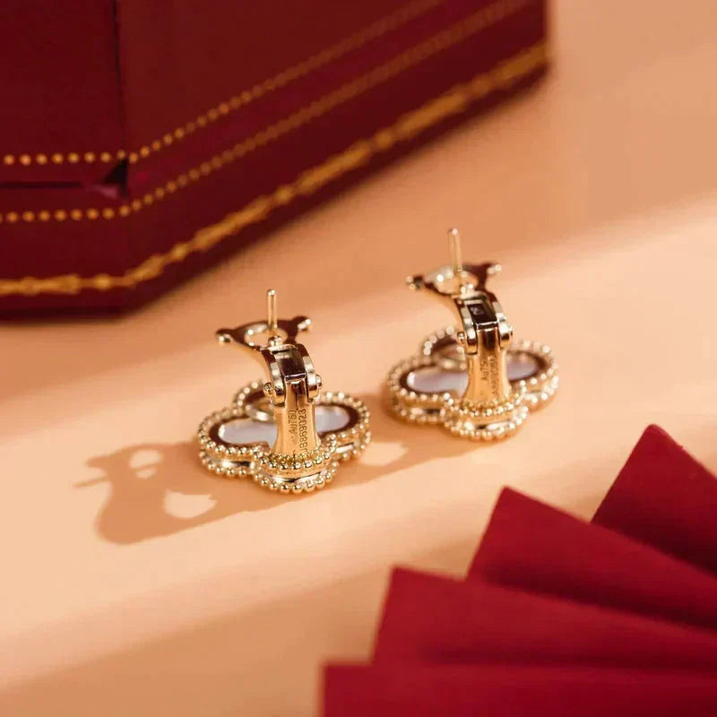 [Super CiCi ]CLOVER MEDIUM 1 MOTIFS  WHITE MOP STUD EARRINGS