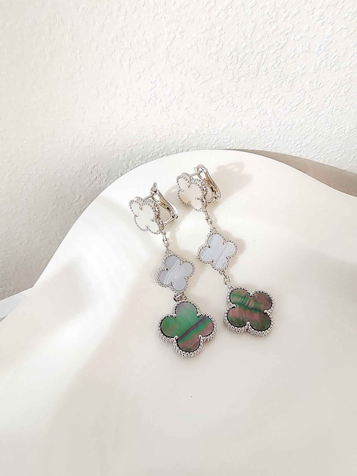 [Super CiCi ]CLOVER 3 MOTIFS CHALCEDONY DARK MOP SILVER EARRINGS
