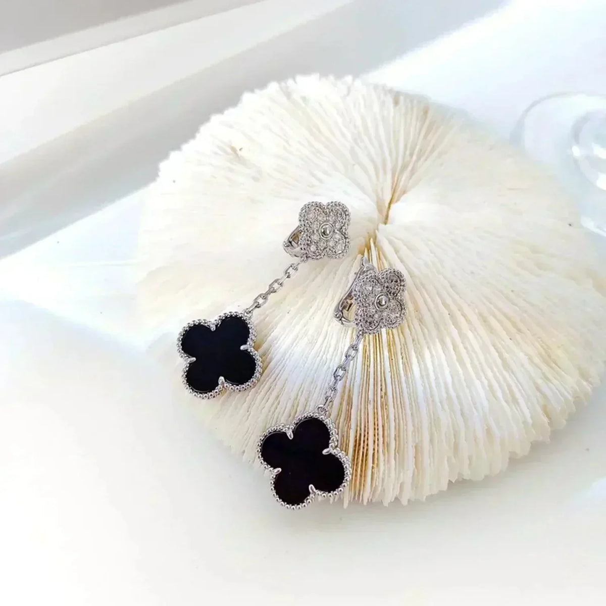 [Super CiCi ]CLOVER 2 MOTIFS  DIAMOND ONYX EARRINGS SILVER