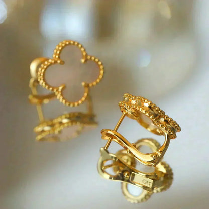 [Super CiCi ]CLOVER MEDIUM 1 MOTIFS  WHITE MOP STUD EARRINGS