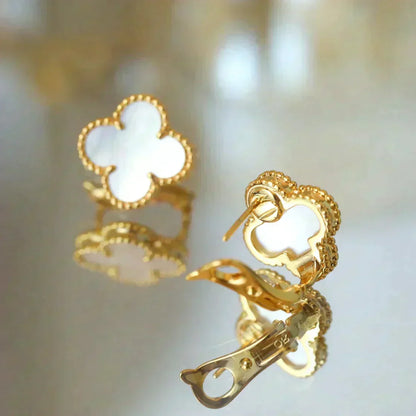 [Super CiCi ]CLOVER MEDIUM 1 MOTIFS  WHITE MOP STUD EARRINGS