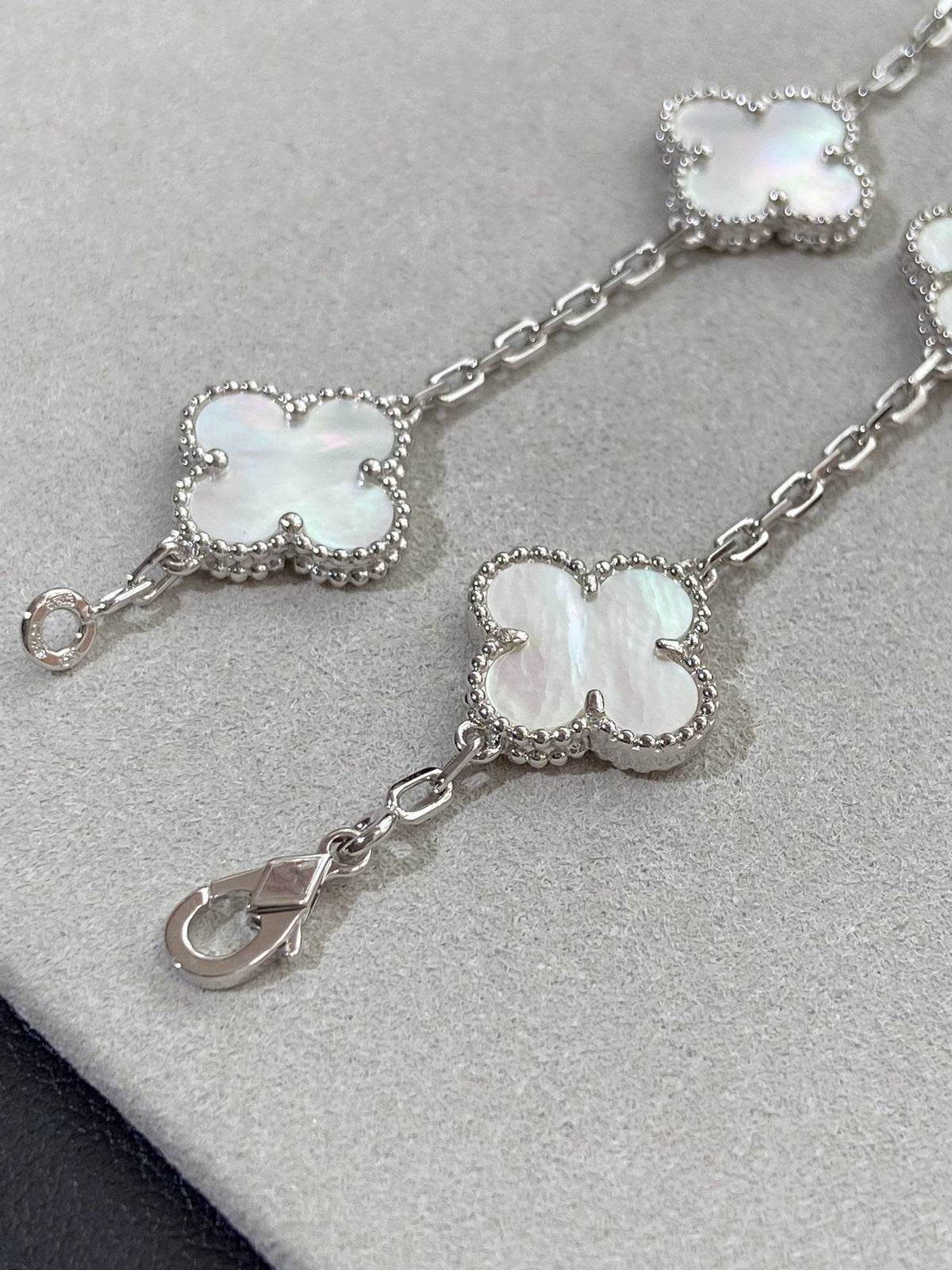 [Super CiCi ]CLOVER WHITE PEARL MOP 5 MOTIF BRACELET COLLECTION