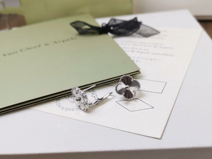 [Super CiCi ]CLOVER MEDIUM STUD EARRINGS