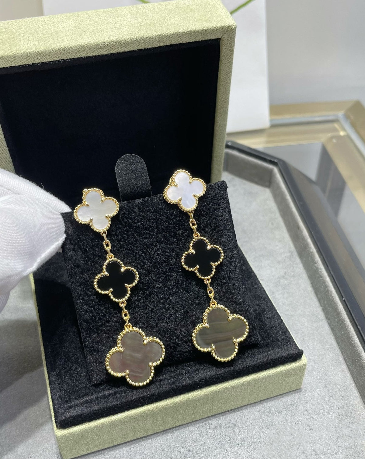[Super CiCi ]CLOVER 3 MOTIF MOP ONYX DARK MOP PINK GOLD EARRINGS