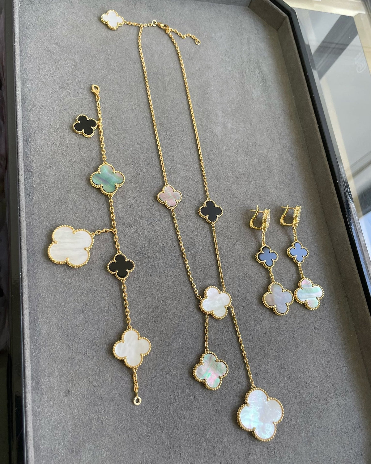 [Super CiCi ]CLOVER 3 MOTIF MOP ONYX DARK MOP PINK GOLD EARRINGS