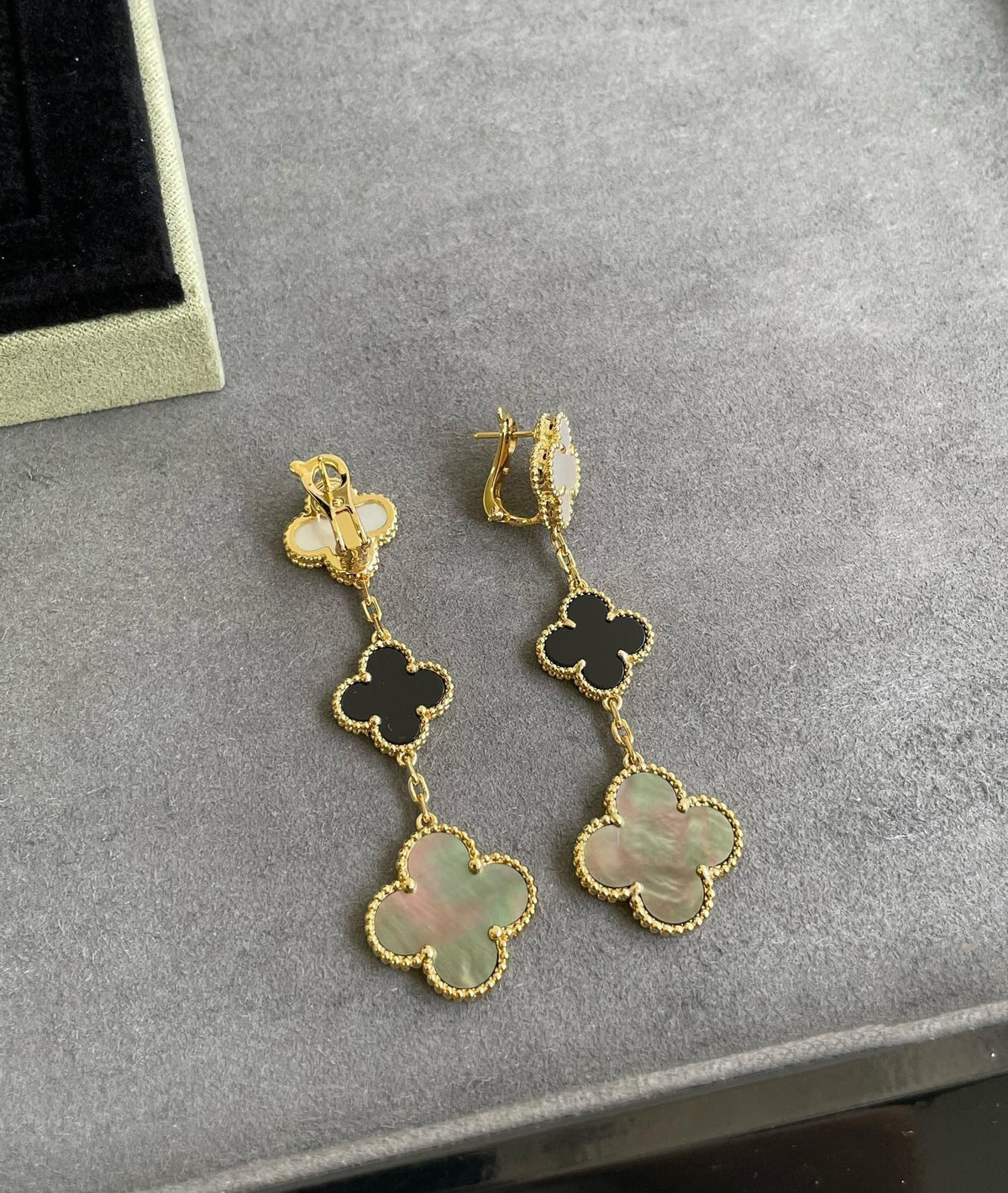 [Super CiCi ]CLOVER 3 MOTIF MOP ONYX DARK MOP PINK GOLD EARRINGS
