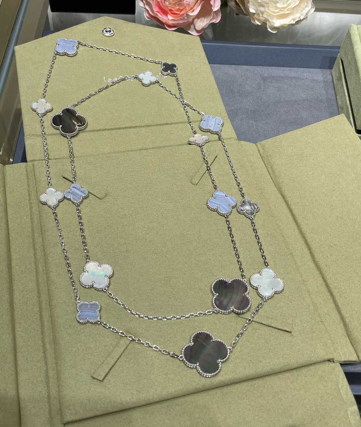 [Super CiCi ]CLOVER 16 MOTIF CHALCEDONY MOP SILVER NECKLACE