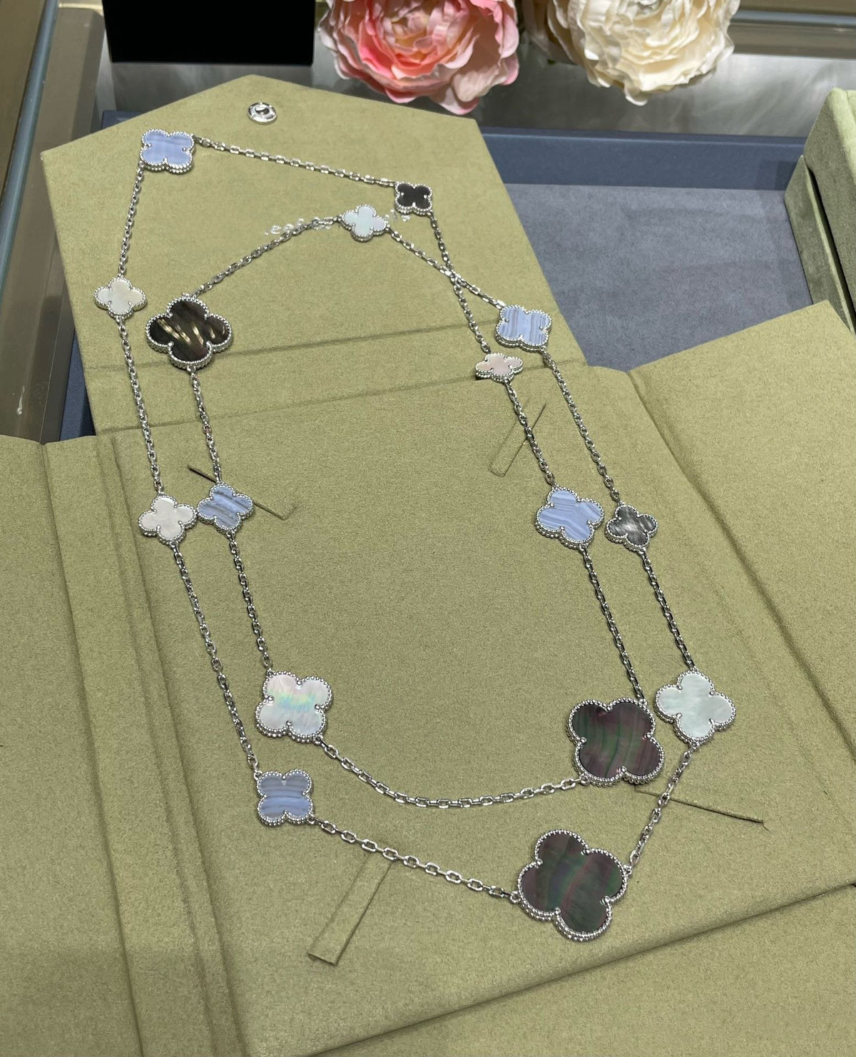 [Super CiCi ]CLOVER 16 MOTIF CHALCEDONY MOP SILVER NECKLACE