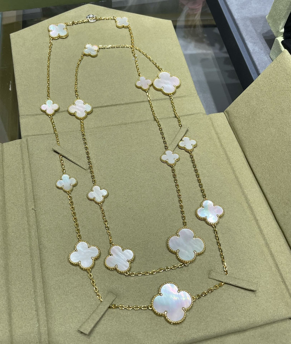 [Super CiCi ]CLOVER 16 MOTIF WHITE MOP GOLD NECKLACE