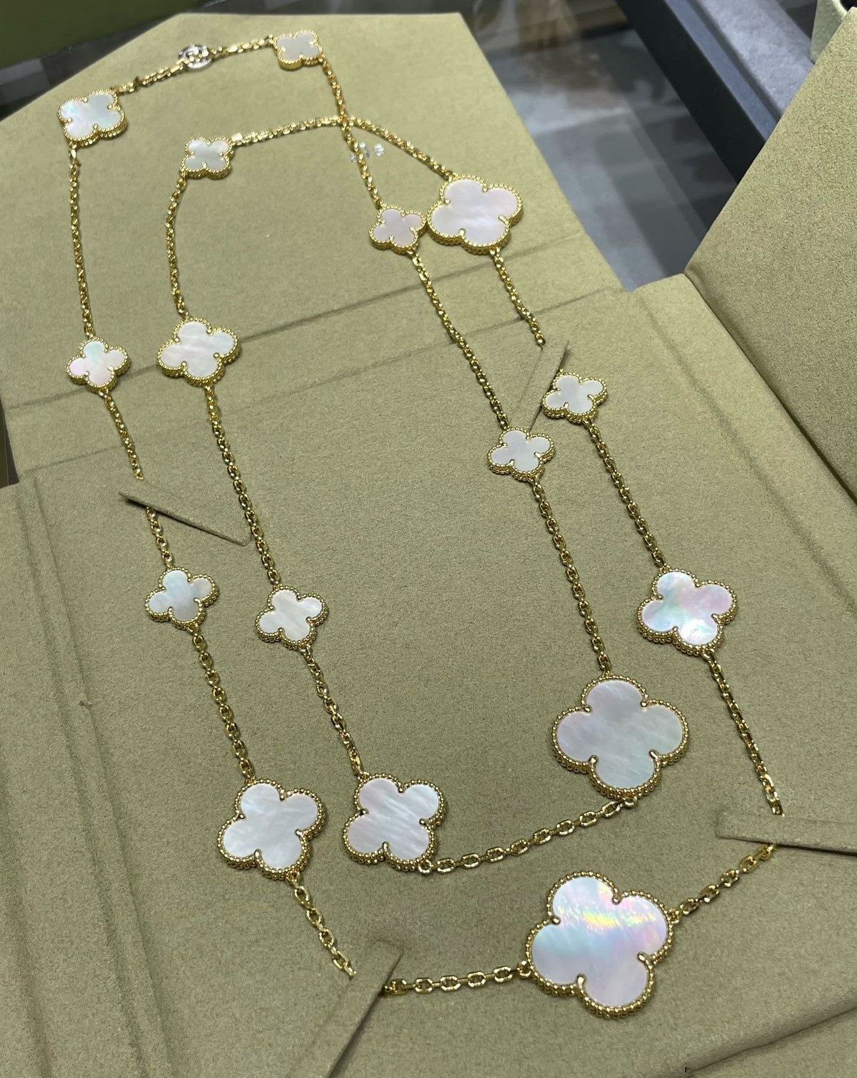 [Super CiCi ]CLOVER 16 MOTIF WHITE MOP GOLD NECKLACE