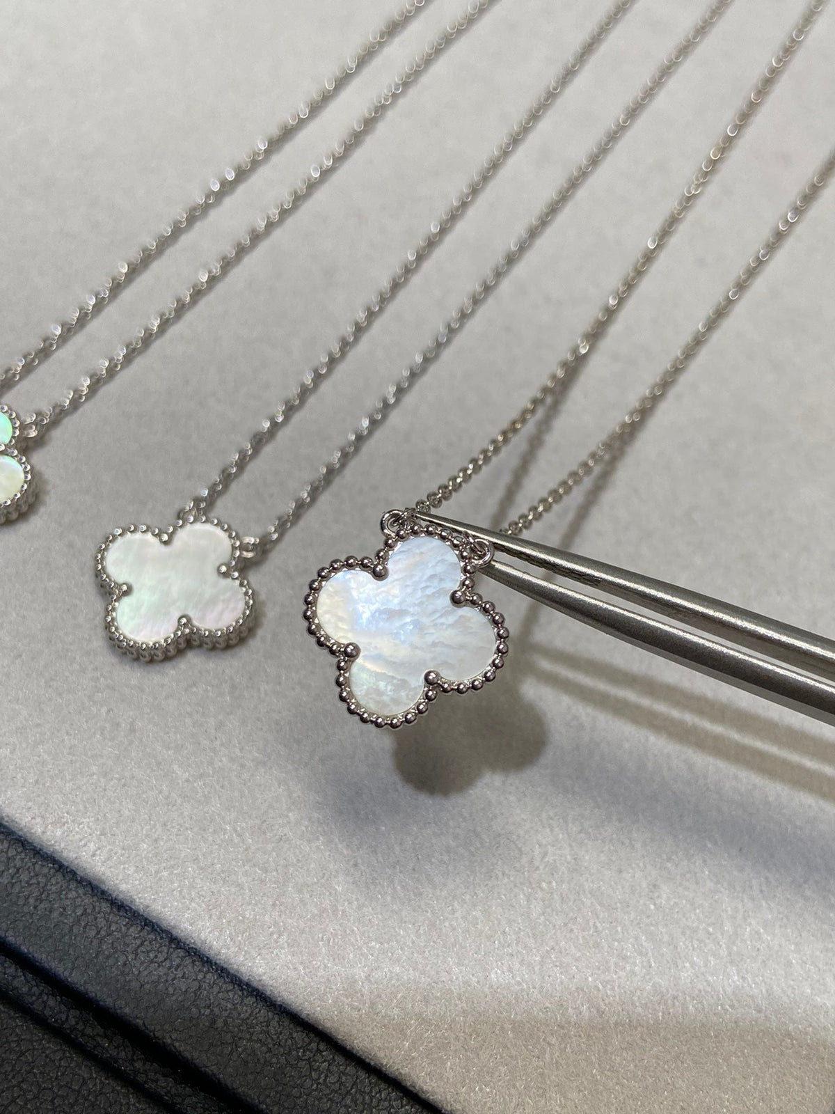 [Super CiCi ]CLOVER MEDIUM SILVER WHITE MOP NECKLACE