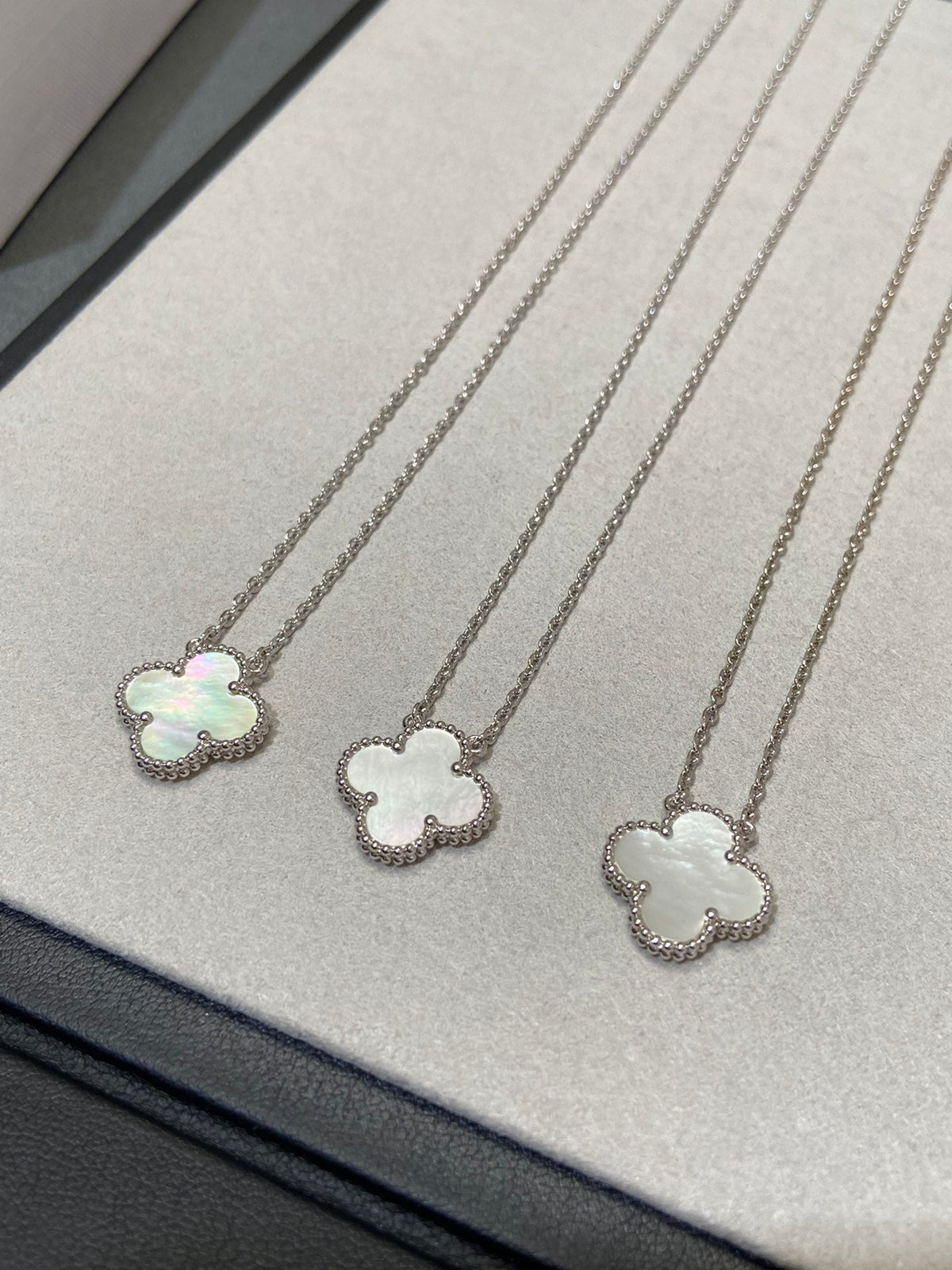 [Super CiCi ]CLOVER MEDIUM SILVER WHITE MOP NECKLACE
