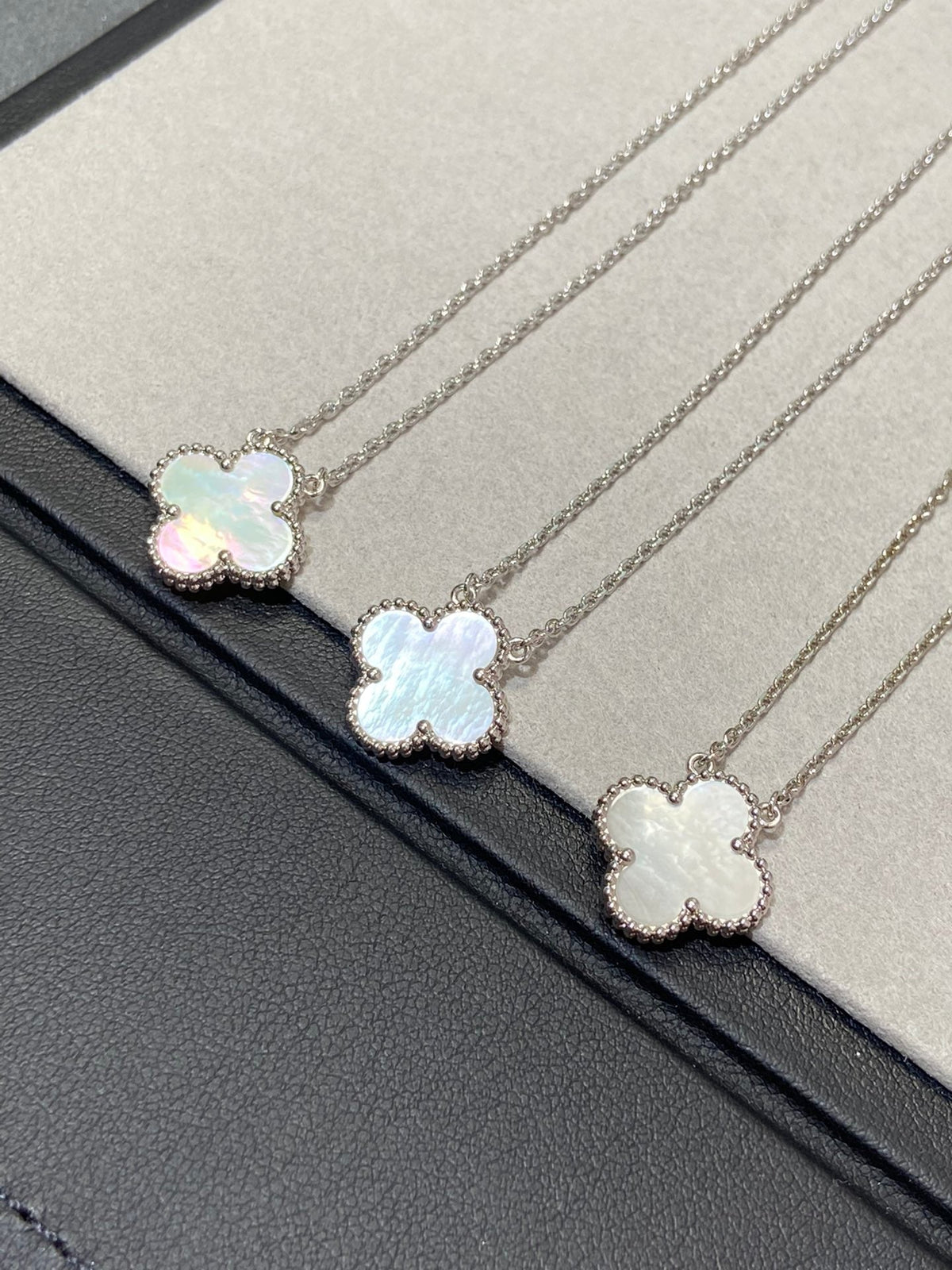 [Super CiCi ]CLOVER MEDIUM SILVER WHITE MOP NECKLACE