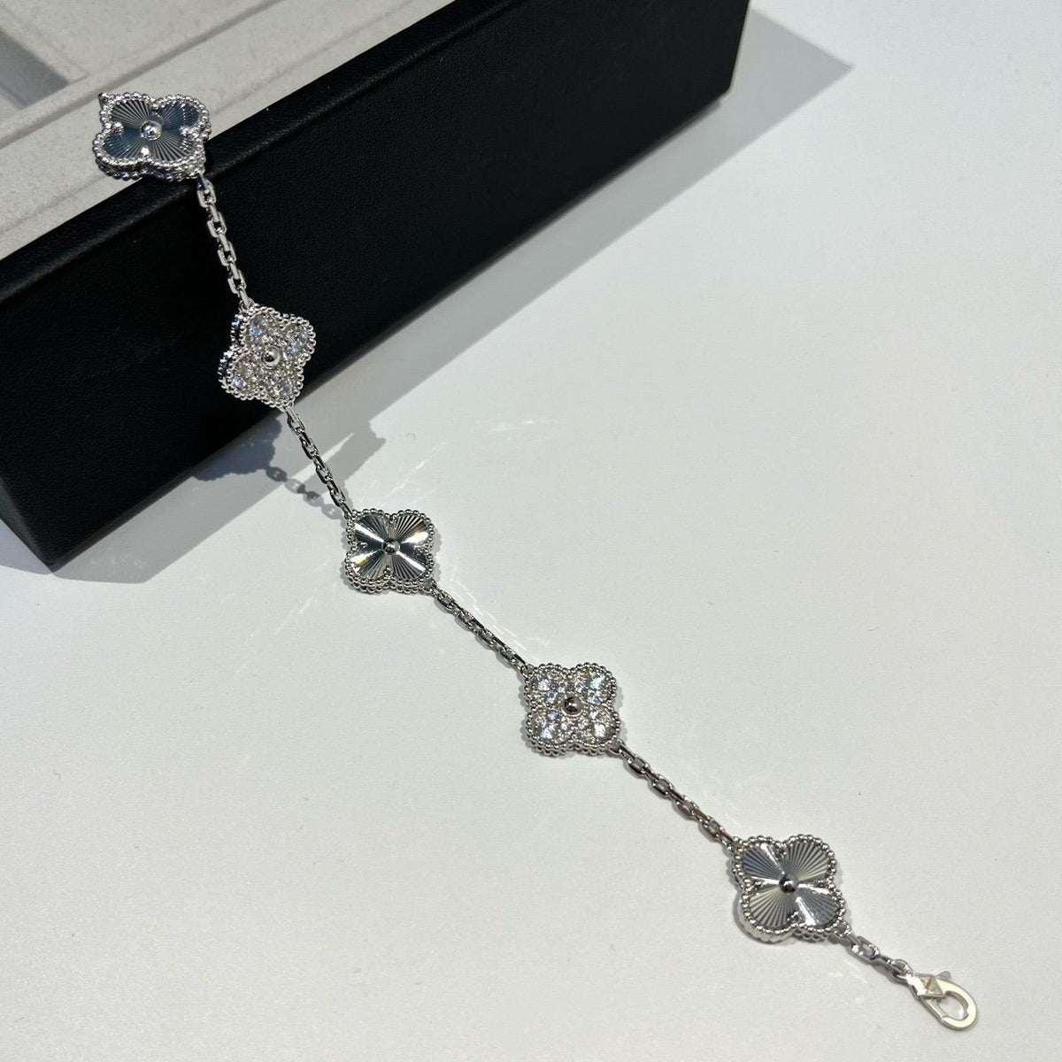 [Super CiCi ] CLOVER 5 MOTIF LASER BRACELET COLLECTION