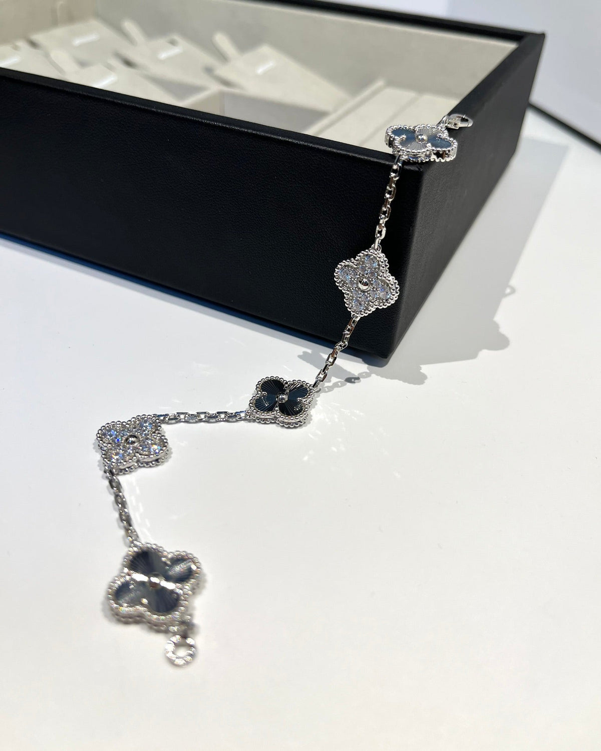 [Super CiCi ] CLOVER 5 MOTIF LASER BRACELET COLLECTION