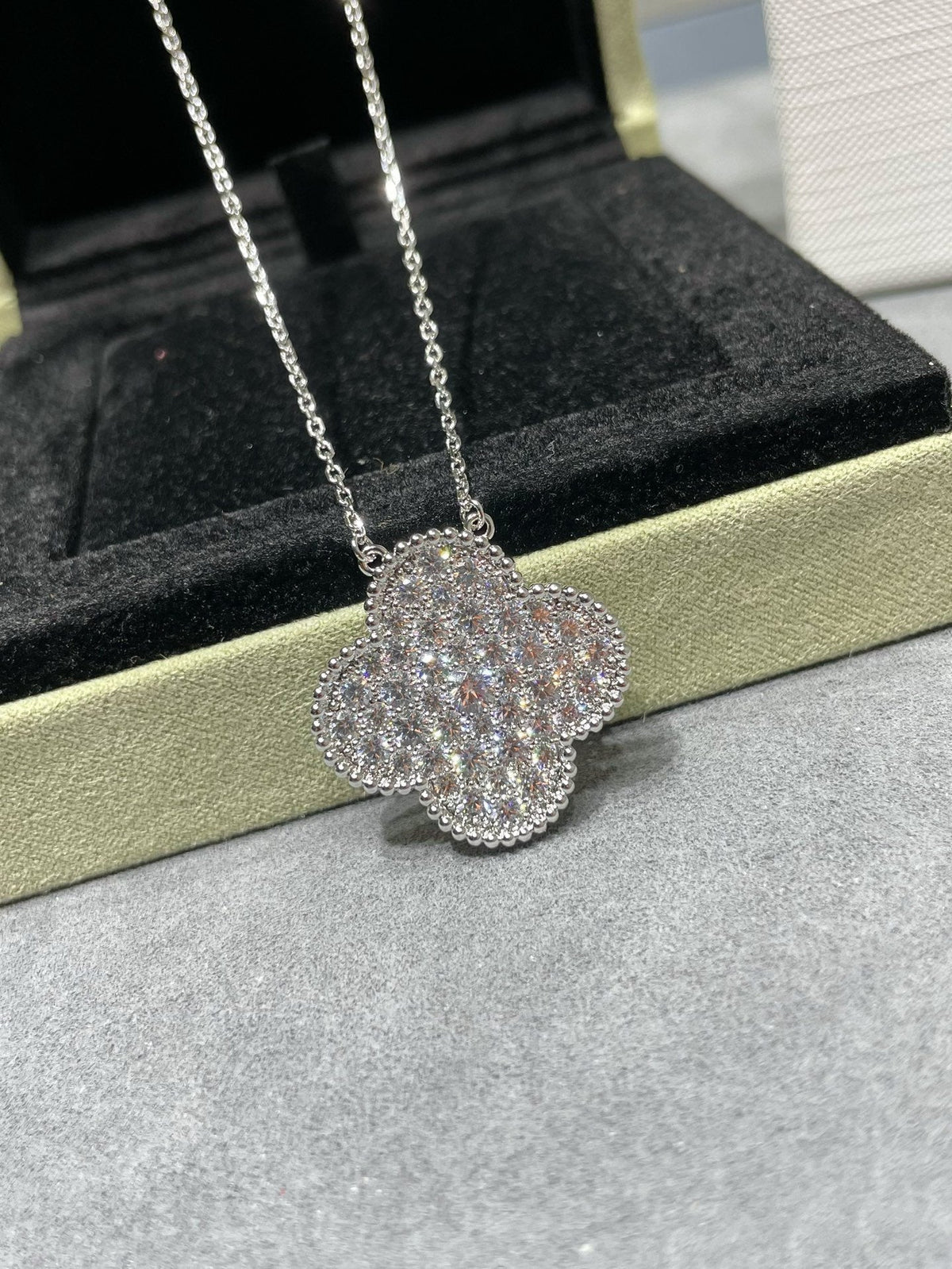 [Super CiCi ]CLOVER 25MM LARGE PENDANT DIAMOND PAVED SILVER NECKLACE