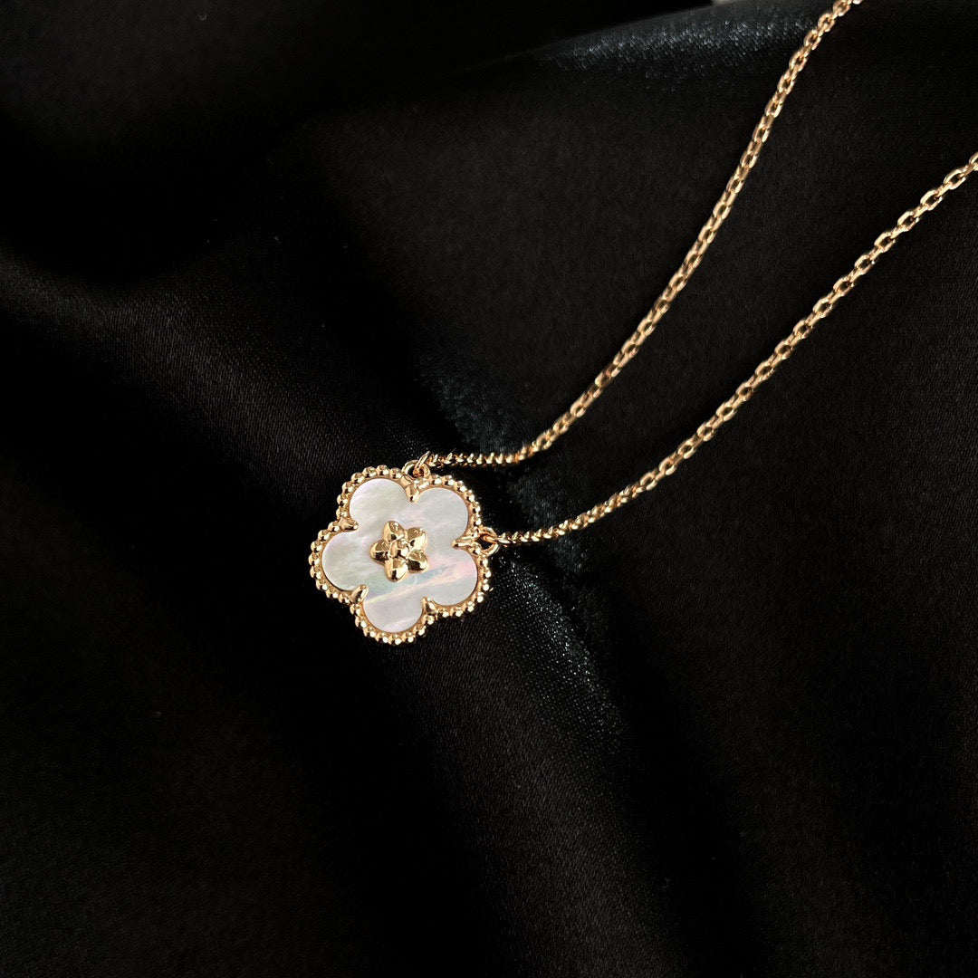 [Super CiCi ]LUCKY  WHITE MOP  PLUM BLOSSOM NECKLACE