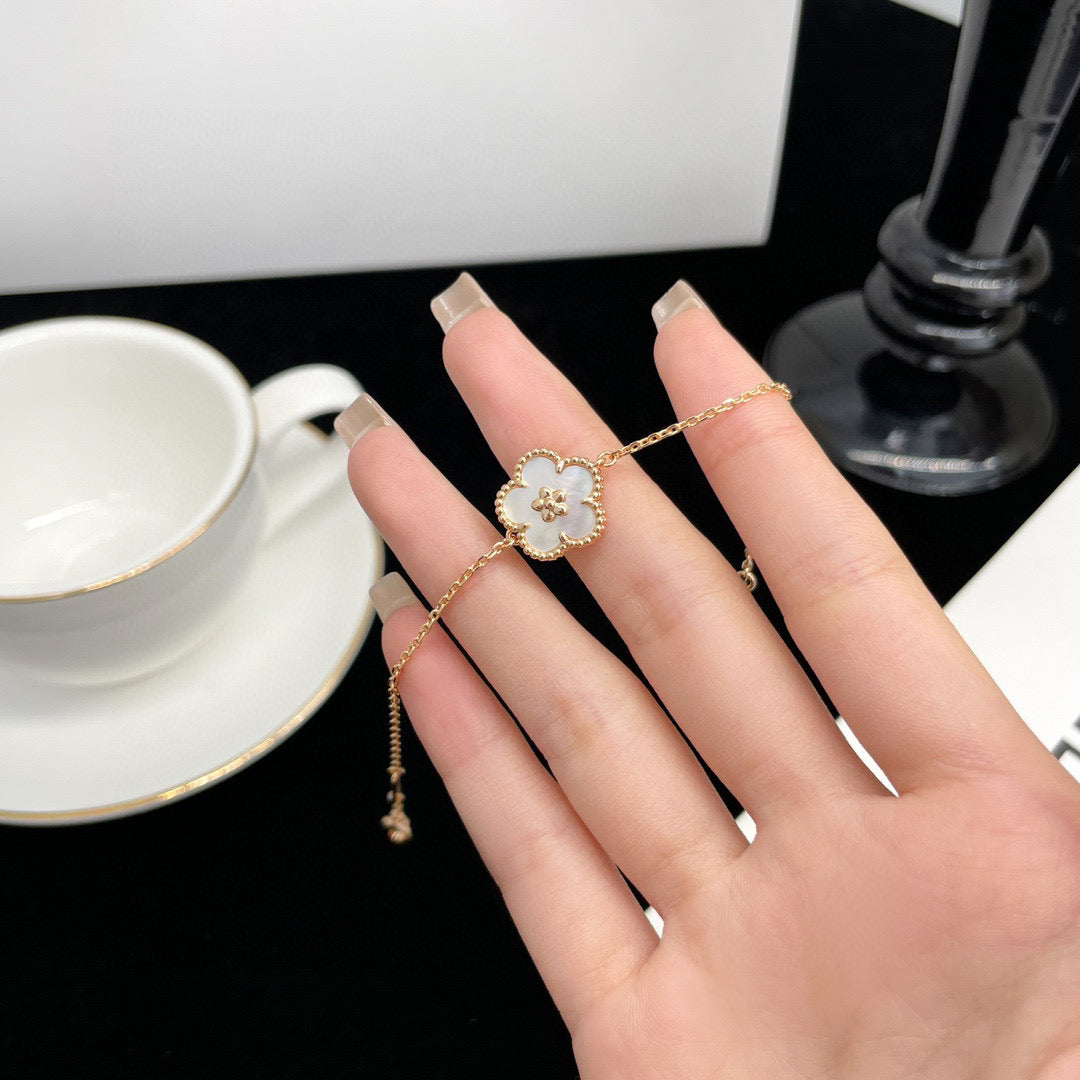 [Super CiCi ]LUCKY  WHITE MOP  PLUM BLOSSOM NECKLACE