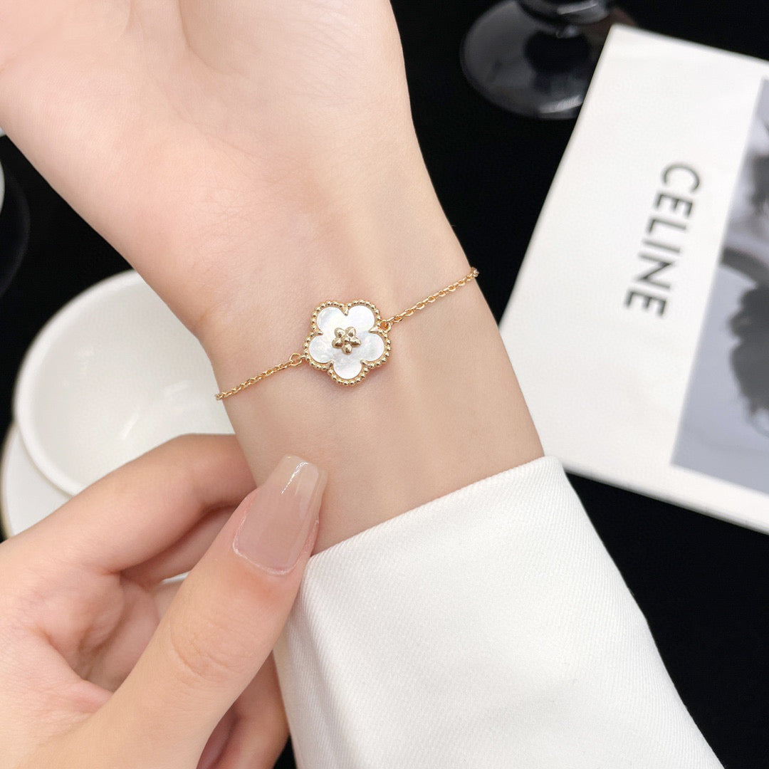 [Super CiCi ]LUCKY WHITE MOP PLUM BLOSSOM  BRACELET