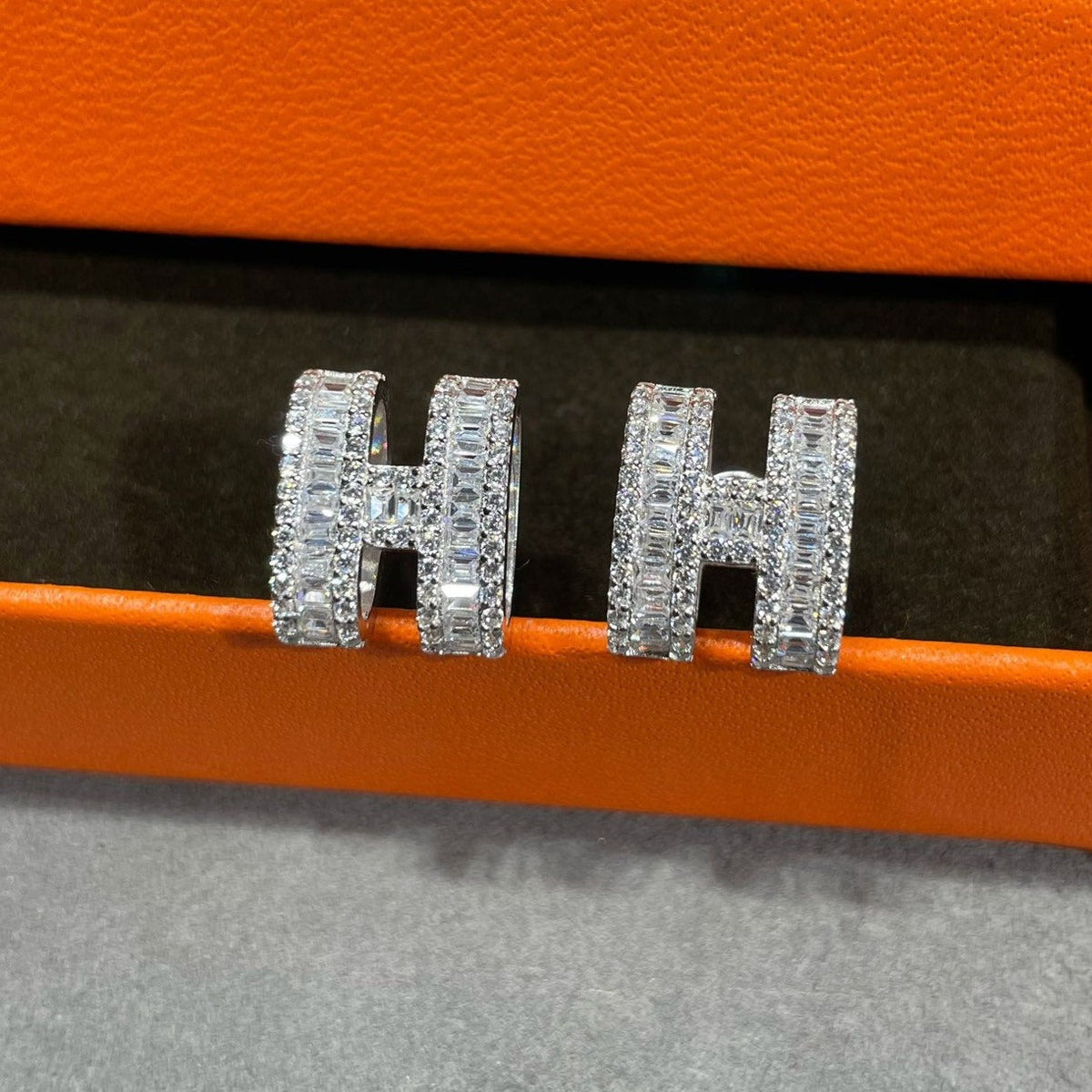 [Super CiCi ]H STUD EARRINGS WITH SILVER DIAMONDS