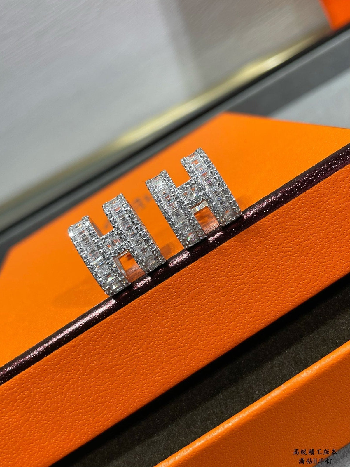 [Super CiCi ]H STUD EARRINGS WITH SILVER DIAMONDS