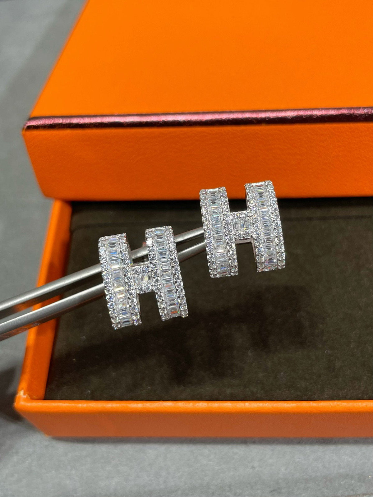 [Super CiCi ]H STUD EARRINGS WITH SILVER DIAMONDS