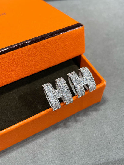 [Super CiCi ]H STUD EARRINGS WITH SILVER DIAMONDS