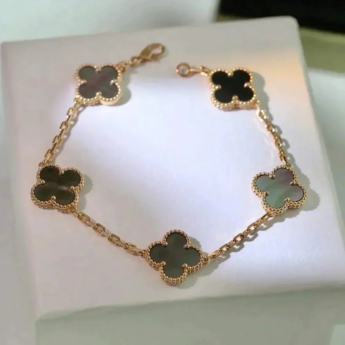 [Super CiCi ] CLOVER 5 MOTIF GRAY MOP BRACELET COLLECTION