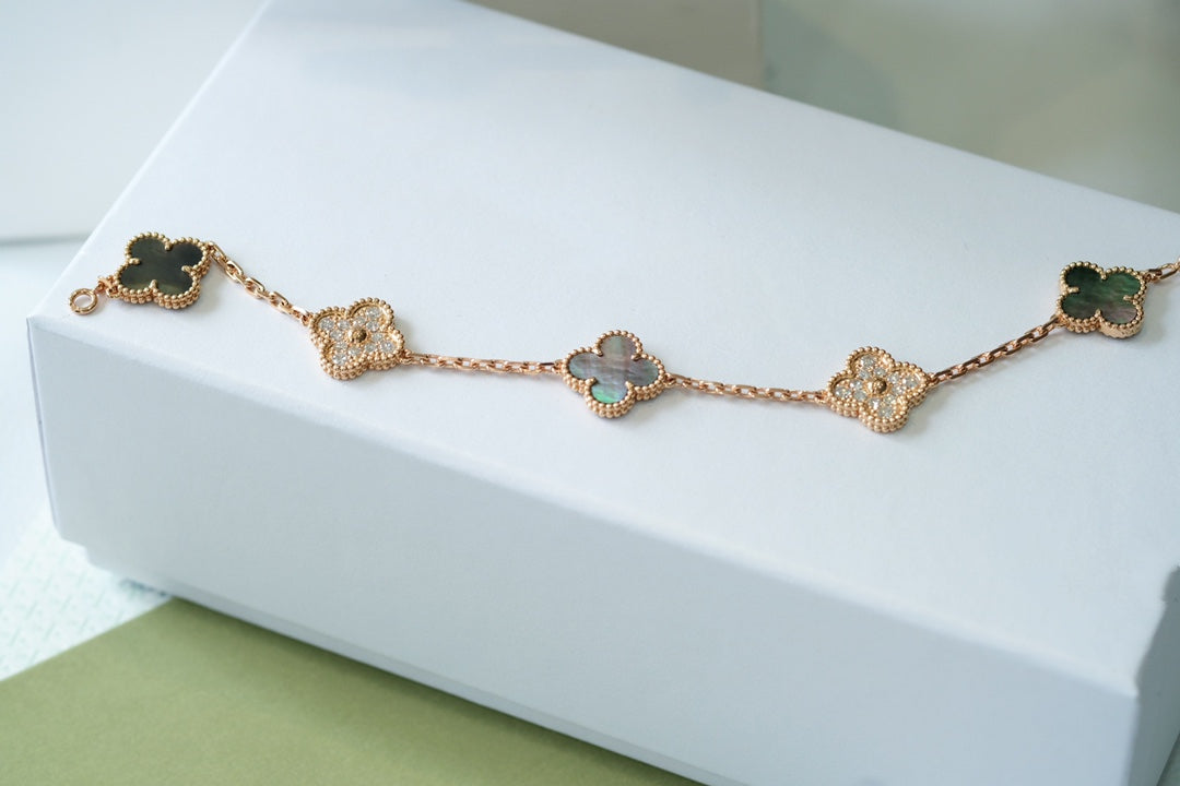 [Super CiCi ] CLOVER 5 MOTIF GRAY MOP BRACELET COLLECTION