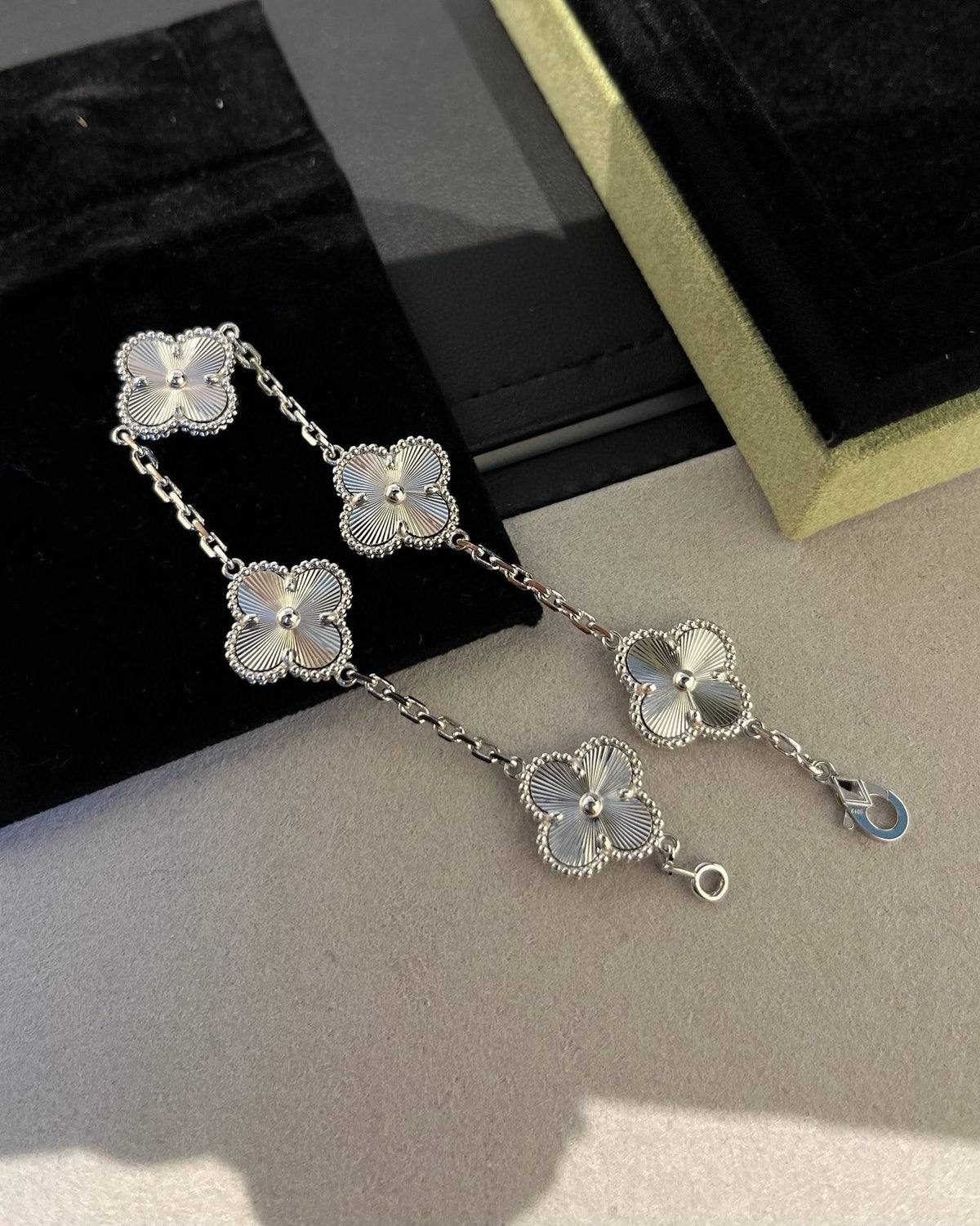[Super CiCi ] CLOVER 5 MOTIF LASER BRACELET COLLECTION