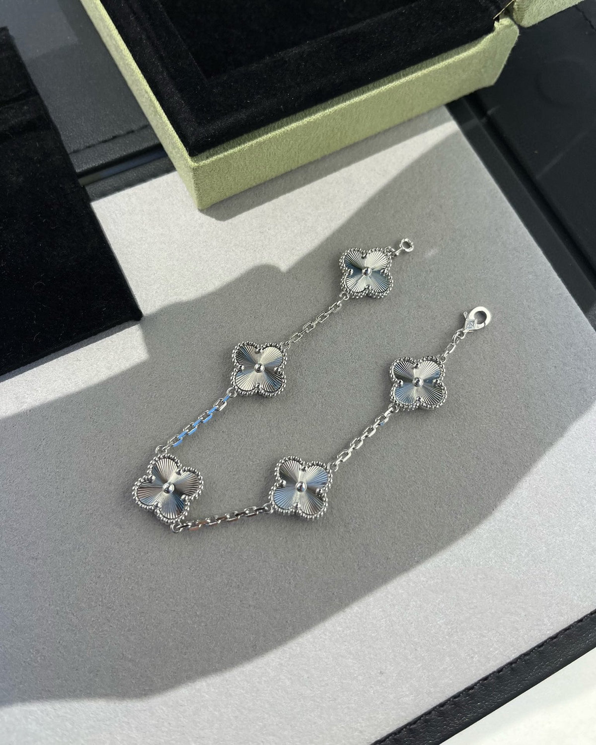 [Super CiCi ] CLOVER 5 MOTIF LASER BRACELET COLLECTION